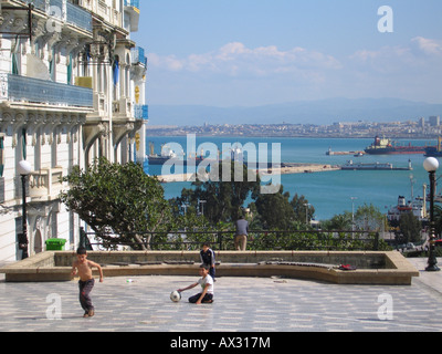 Les enfants jouant sur la place de park boulevard Mohamed Khemisti, Alger, l'Afrique du Nord Banque D'Images