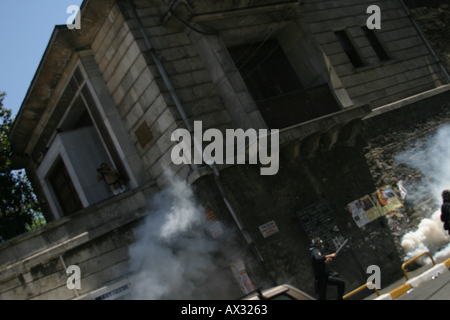 Istanbul, Turquie -- spray police des gaz lacrymogènes pour disperser la foule lors des manifestations contre l'OTAN à Istanbul le 06 29 2004 Banque D'Images