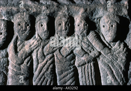 Détail de la pierre taillée Anglo saxon couvercle sarcophage trouvé dans la crypte de l'église Sainte Marie, village de Wirksworth, Derbyshire, Angleterre Banque D'Images