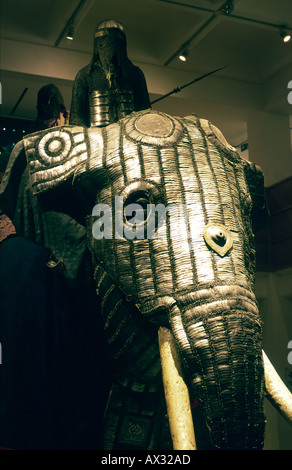 Le Royal Armouries Museum, à Leeds, West Yorkshire. Montrant l'intérieur de l'éléphant de l'armure d'origine de la région de l'Inde moghole. Banque D'Images