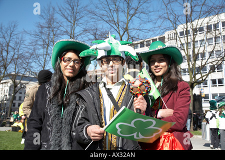 Trois adolescents asiatiques habillés à la parade et le carnaval multiculturel sur St Patricks day belfast Irlande du Nord Banque D'Images