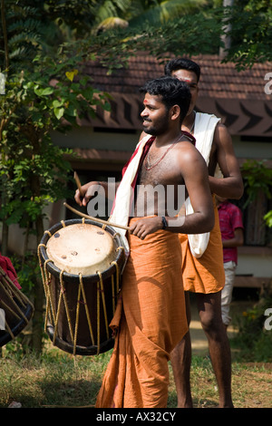 Batteur d'hommes participant à une cérémonie hindoue, Kerala, Inde Banque D'Images