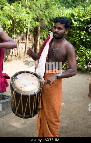 Batteur d'hommes participant à une cérémonie hindoue, Kerala, Inde Banque D'Images