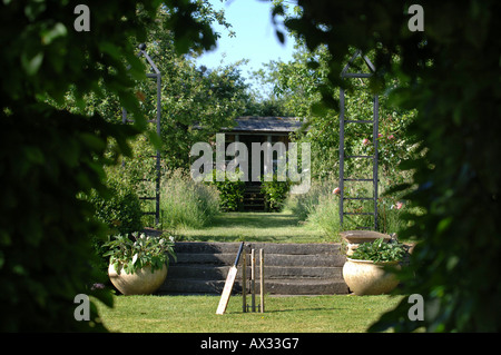 Un ENSEMBLE DE SOUCHES ET DE CRICKET DANS LE JARDIN À MANOR FARM PAR SOMERSET GARDEN DESIGNER SIMON JOHNSON UK Banque D'Images