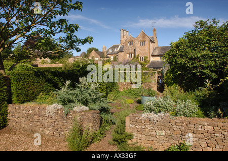 Un jardin d'HERBE RETENUS PAR UN MUR EN PIERRE SÈCHE À MANOR FARM PAR SOMERSET GARDEN DESIGNER SIMON JOHNSON UK Banque D'Images