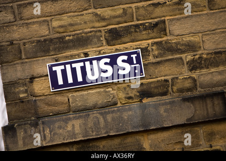 Titus rue nommée d'après Sir Titus Salt dans le village de Saltaire, qui est un site du patrimoine mondial de l'West Yorkshire Angleterre Banque D'Images