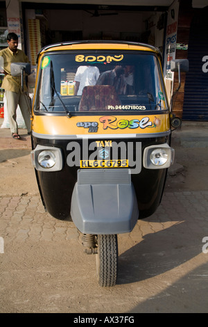 Un Tuk Tuk garé dans une rue, Kumily, Kerala, Inde Banque D'Images