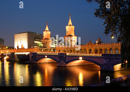 Pont Oberbaum Berlin spree universal music ancienne frontière de l'est de l'Allemagne de l'ouest Banque D'Images