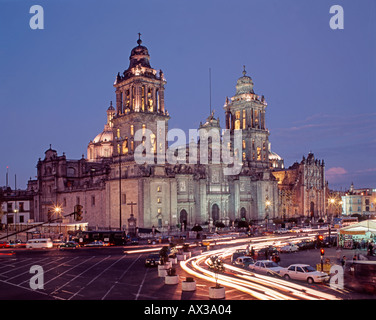 Mexico City Plaza Zocalo et de la cathédrale de Mexico à l'heure de pointe au crépuscule vue depuis la terrasse de l'hôtel majestic Banque D'Images