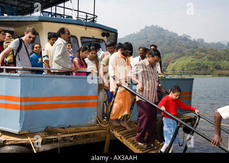 Les touristes laissant bateau de plaisance, Lac Periyar, sanctuaire animalier de Periyar, Thekkady, près de Kumily, Kerala, Inde Banque D'Images