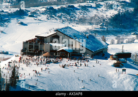 Foule de skieurs hors Grade 1 chalet de ski Steamboat Springs, CO USA Banque D'Images