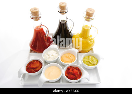 Sauces et trempettes on tray Banque D'Images