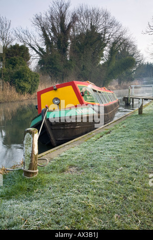 La moitié sunken Kennett Cruises péniche amarrée sur la rivière Kennett à Burghfield après les inondations d'hiver Banque D'Images