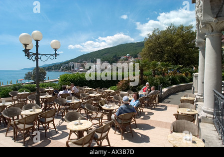 Café en bord de mer, Opatija, Kvarner, Croatie Banque D'Images