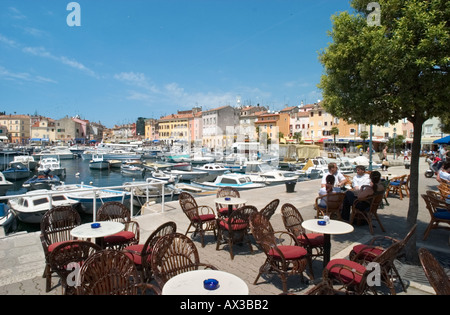 Café en bord de mer dans la vieille ville, Rovinj, Istrie, Croatie Banque D'Images