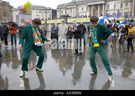 Deux vieux rockers dancing at Trafalgar Square St Patrick s Day Célébrations de Londres 2008 spectateurs Banque D'Images