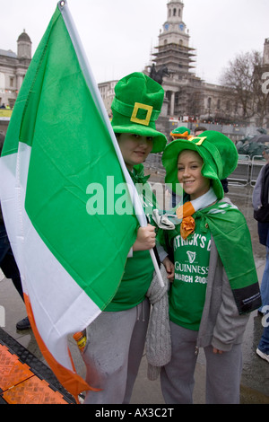 Deux jeunes filles irlandais posant avec un grand drapeau irlandais à Trafalgar Square St Patrick s Day London 2008 Célébrations Banque D'Images