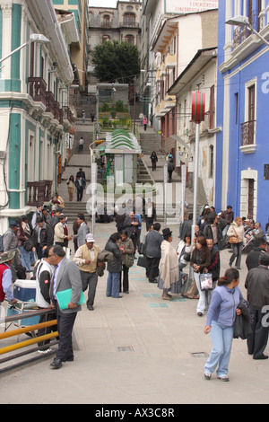 Une rue bondée rempli de piétons en Bolivie's highland capital de La Paz. Banque D'Images