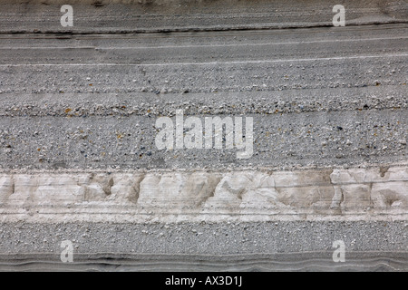 Couches de cendres volcaniques exposée dans une coupe la route dans les Andes équatoriennes Banque D'Images