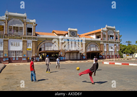 Voyages, Sénégal, Dakar, les garçons jouent au football dans la rue devant la gare centrale, Banque D'Images