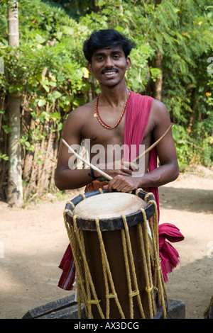 Batteur d'hommes participant à une cérémonie hindoue, Kerala, Inde Banque D'Images