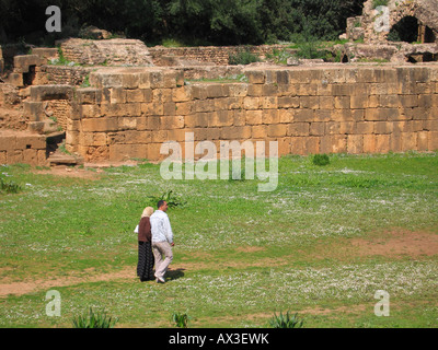 Le couple marchant dans un ancien temple romain (site archéologique, site du patrimoine mondial de l'UNESCO). Tipasa, Algérie, Afrique du Nord Banque D'Images
