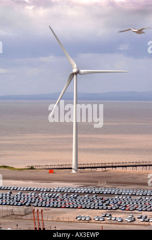 Une ÉOLIENNE À AVONMOUTH DOCKS AVEC LES VOITURES IMPORTÉES PRÈS DE BRISTOL UK Banque D'Images