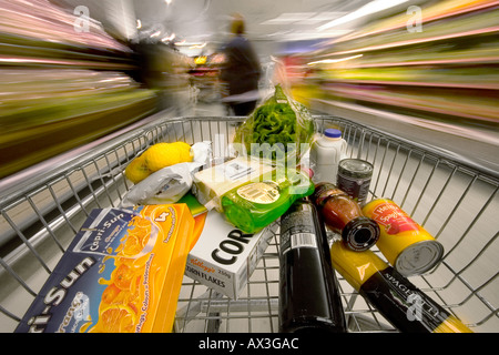 Voyage d'achats de chariots mobiles, autour de l'isles la nourriture dans un supermarché supermarché sweep. Banque D'Images