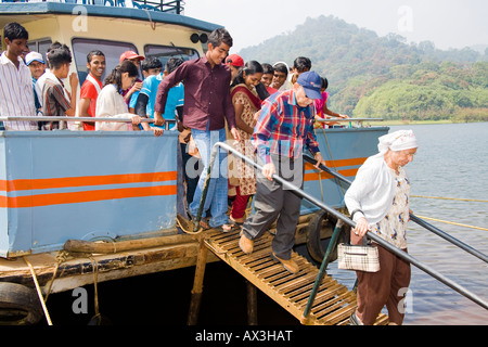 Les touristes laissant bateau de plaisance, Lac Periyar, sanctuaire animalier de Periyar, Thekkady, près de Kumily, Kerala, Inde Banque D'Images