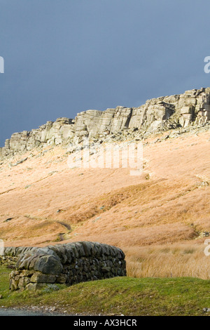 Stanage Edge, ou simplement Stanage pierre meulière est un escarpement dans le Peak District, l'Angleterre, célèbre en tant que lieu de l'escalade. Hathersage, Banque D'Images