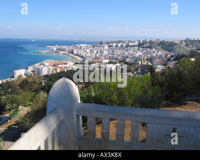 Sommaire des bay, à l'ouest de la ville d'Alger (Zighara), vue de Notre Dame d'Afrique le basilique, Algérie, Afrique du Nord Banque D'Images