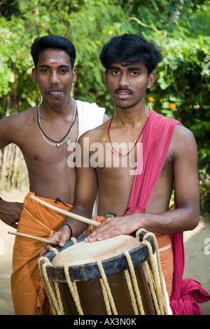 Batteur et ami des hommes participant à une cérémonie hindoue, Kerala, Inde Banque D'Images