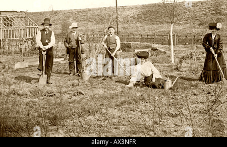 Jardiniers édouardien travail du sol sur leur attribution, c.1900 Banque D'Images