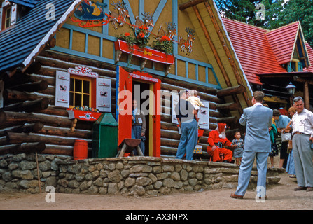 Le Père Noël à l'extérieur de sa maison à l'atelier du Père Noël, près de Lake Placid, New York, USA), ch. 1957 Banque D'Images