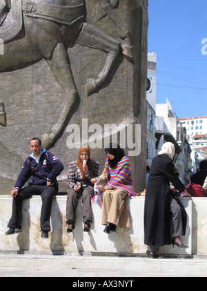 Les gens se reposer sur place Emir Abdelkader, Alger, Algérie Banque D'Images