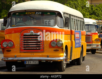 Vintage ancien bus des transports publics maltais/entraîneurs, qui ont maintenant été mis hors service. Banque D'Images