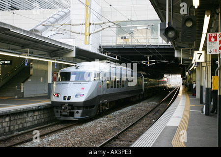 Sonic JR train à la gare de Kokura à plate-forme Banque D'Images