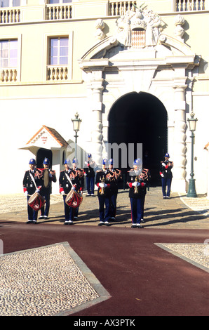 Relève de la garde du palais Palais de Monaco Monte Carlo Principaute de Monaco cote d'azur Paca France Europe Banque D'Images