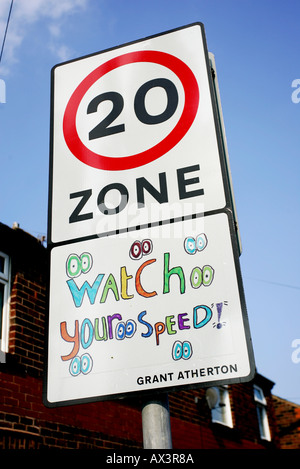 Signer avec limitation de vitesse en bas de vignette de childs Banque D'Images