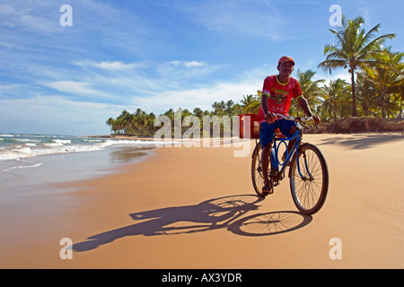 Brésil, Bahia, Barra Grande. Les pêcheurs de la plage à la recherche de signes de poissons dans la ligne de surf. Banque D'Images