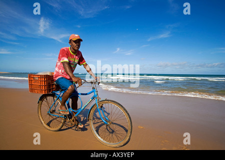 Brésil, Bahia, Barra Grande. Les pêcheurs de la plage à la recherche de signes de poissons dans la ligne de surf. Banque D'Images