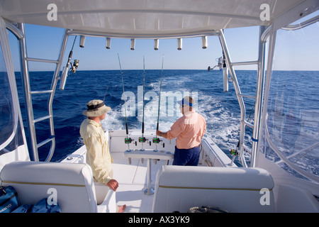 Les hommes sur le bateau de pêche Banque D'Images