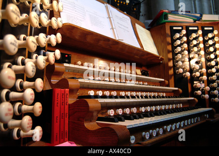 Clavier d'orgue et arrête la cathédrale de Winchester Hampshire Le sud de l'Angleterre, Royaume-Uni Banque D'Images