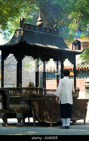 La Chine, Beijing. L'encens qui brûle dans le Temple des Nuages Blancs Baiyun guan) (eu tendance par des moines et taoïste fondée en l'an 739. Banque D'Images