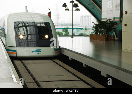 La Chine, Shanghai. La lévitation magnétique (Maglev) Train entre la ville de Shanghai et l'Aéroport International de Pudong. Banque D'Images