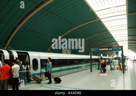 La Chine, Shanghai. La lévitation magnétique (Maglev) Train entre la ville de Shanghai et l'Aéroport International de Pudong. Banque D'Images