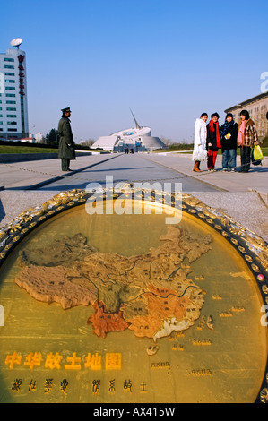 La Chine, Beijing, Chine Monument du millénaire. Art Museum - une plaque de la Chine à l'entrée du monument. Banque D'Images