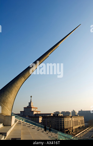 La Chine, Beijing, Chine Monument du millénaire. Musée d'Art Musée militaire avec en arrière-plan. Banque D'Images