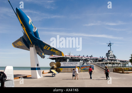 Aujourd'hui un musée USS Lexington amarrés sur la baie de Corpus Christi Texas USA A4J Blue Angels Skyhawk Banque D'Images