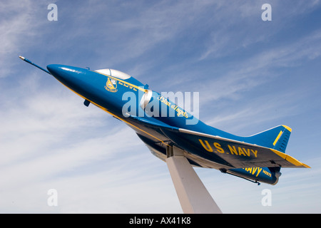 Aujourd'hui un musée USS Lexington amarrés sur la baie de Corpus Christi Texas USA A4J Blue Angels Skyhawk Banque D'Images